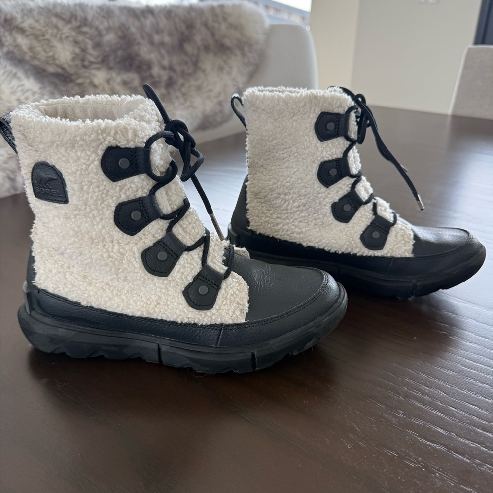 Sorel Women’s Explorer II Joan Boot. Size 7.5. Black/Sea Salt.